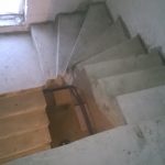 П-образная лестница , нижня я часть прямая с площадкой, верхняя часть с забежными поворотными ступенями. ДНТ Марусино
