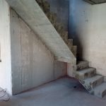 Монолитная бетонная лестница с ломанной «зеркальной» поворотной площадкой с забежными ступенями. Посёлок «Берёзки Элитное» Кировский район.