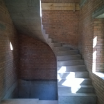 Монолитная бетонная лестница, без площадки с забежными ступенями и разворотом на 180 градусов., г. Бердск, Новый посёлок, ул. Голубичная