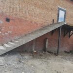 прямая бетонная уличная лестница